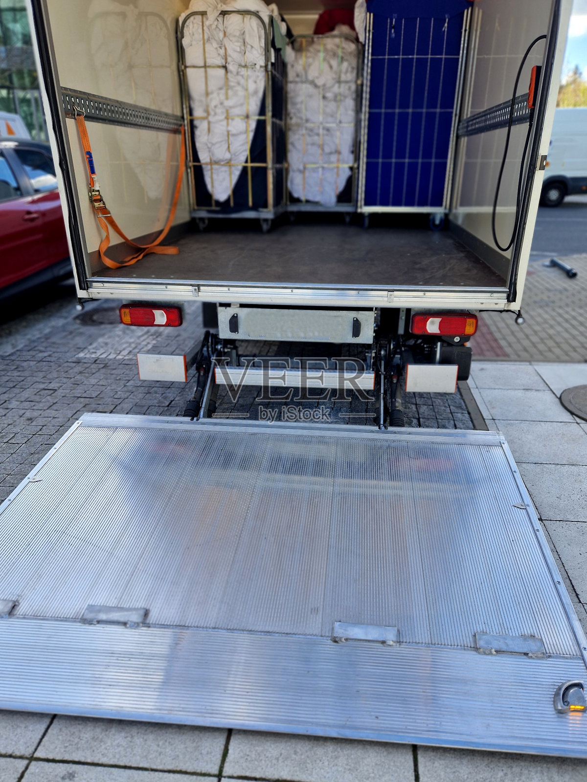 是一个非常坚固的中型柱式升降机，有一个长折叠平台，适合处理托盘千斤顶。折叠的平台可以降低到车辆地板以下，以允许照片摄影图片