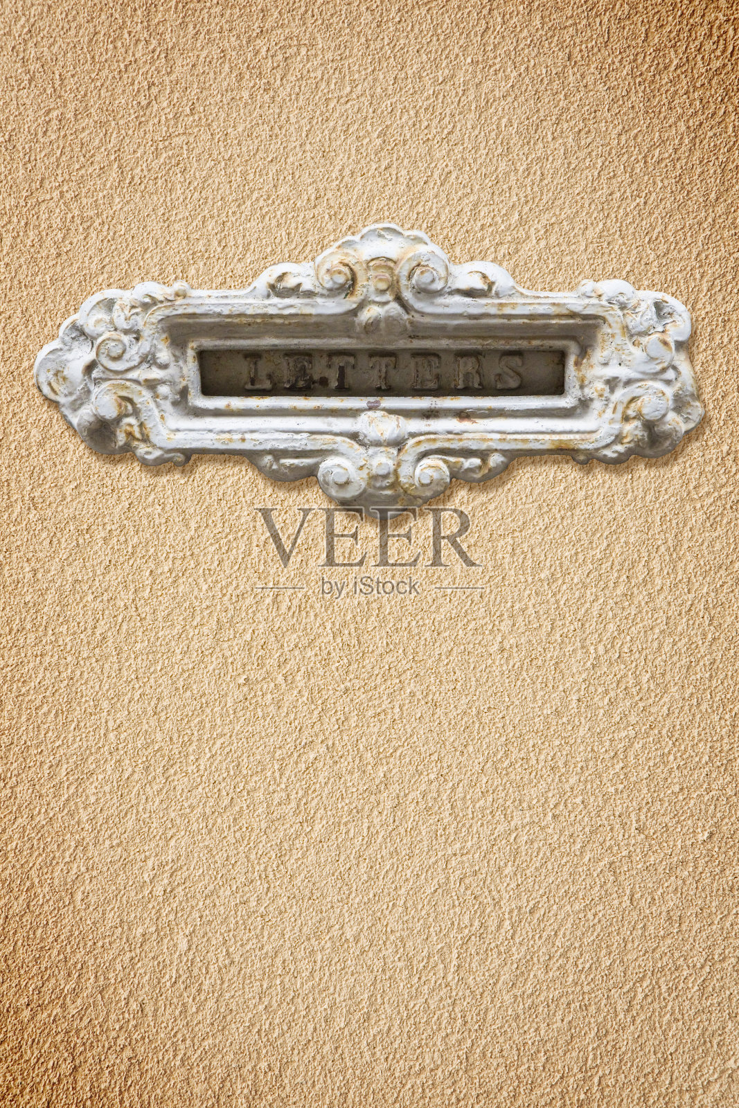 旧的装饰邮筒，上面有字母和文字，贴在石膏墙上照片摄影图片