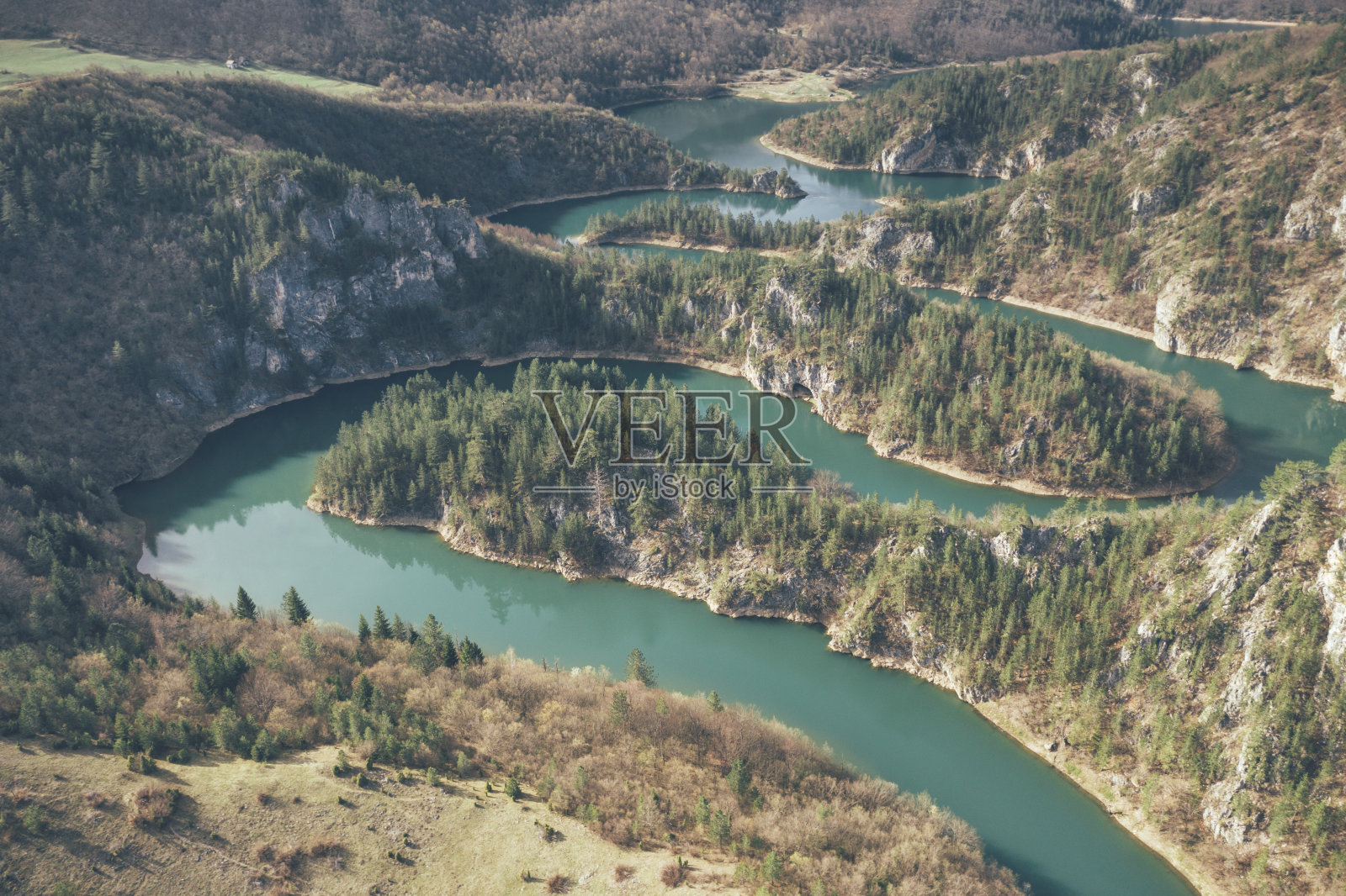 山川曲流的鸟瞰图照片摄影图片
