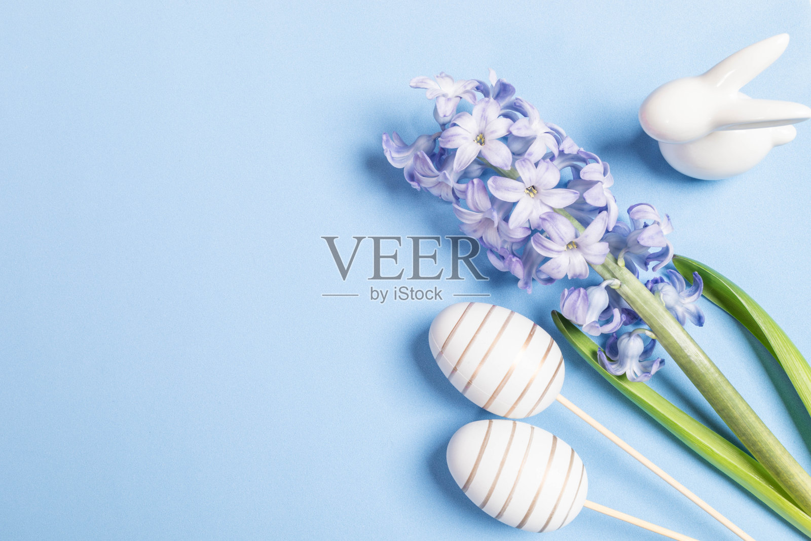 粉彩复活节卡片在蓝白色。装饰蛋，风信子花，陶瓷兔。本空间照片摄影图片