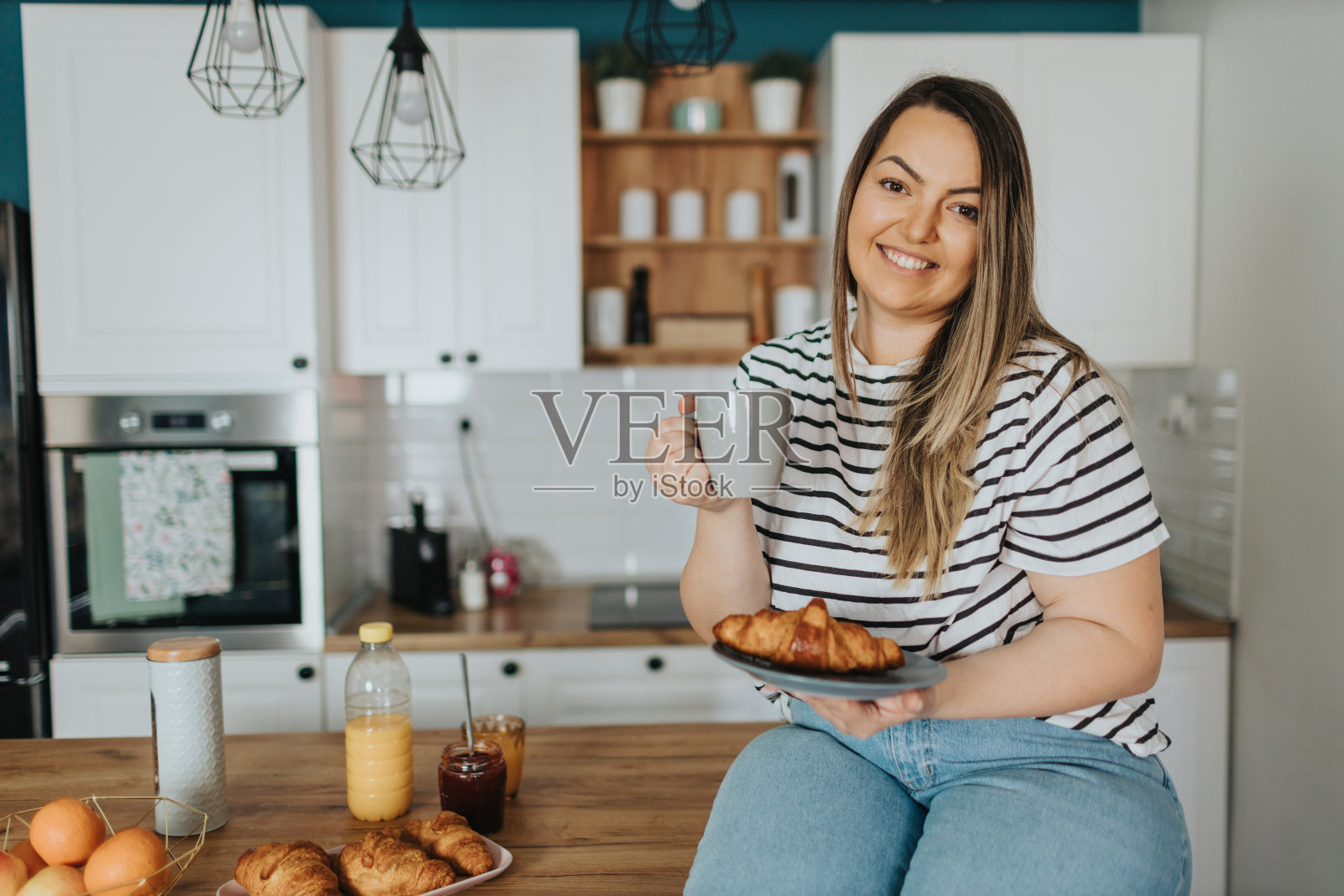 在家里享受早晨的咖啡照片摄影图片