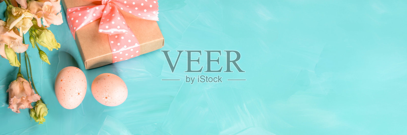 复活节绿松石旗帜与复活节装饰新潮桃色彩蛋，春花，礼盒照片摄影图片