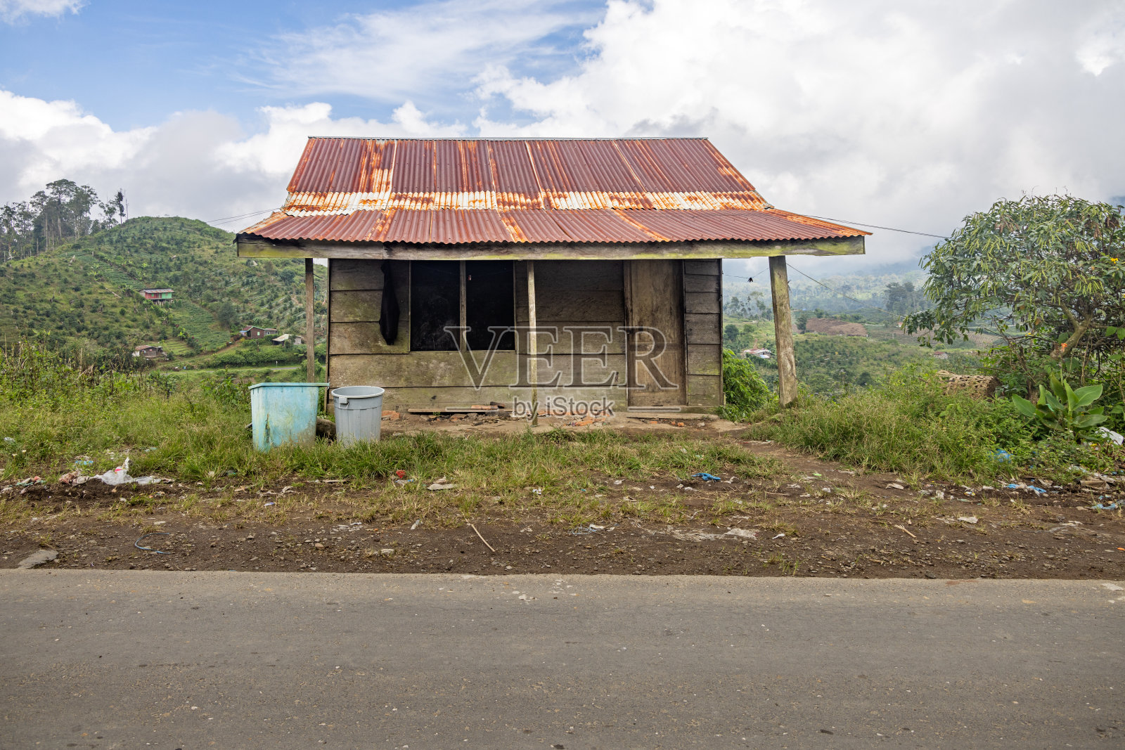 路边的木制农舍照片摄影图片