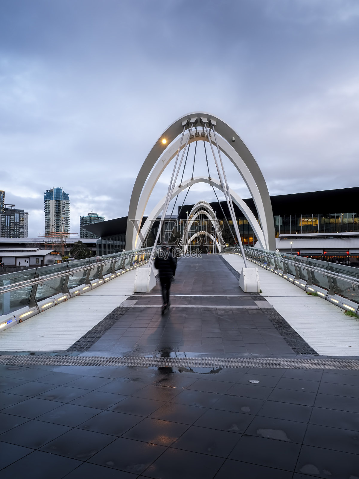 海员桥上有几个行人(运动模糊)在散步照片摄影图片