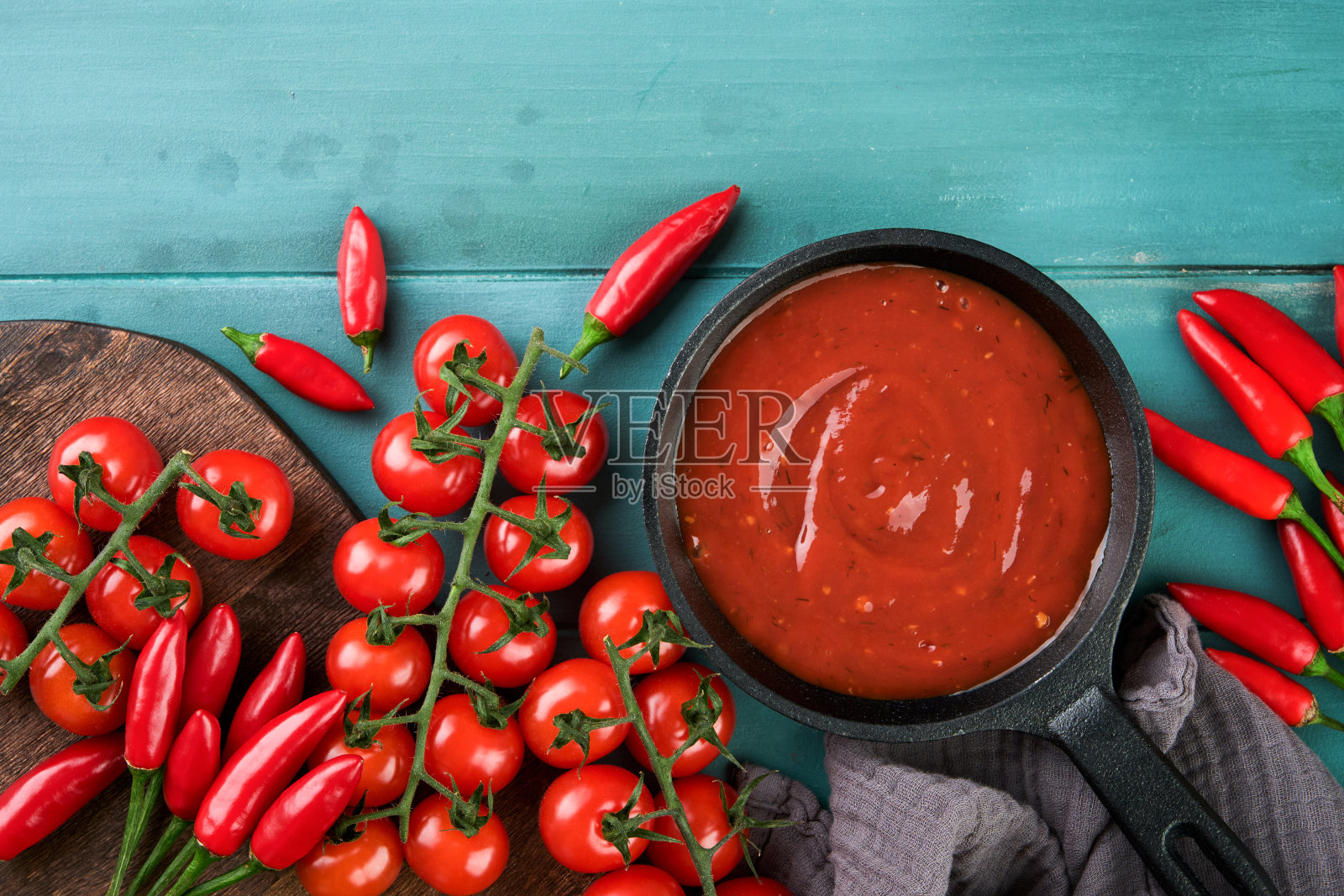 意大利番茄酱。自制辣味番茄酱或番茄酱配樱桃番茄和辣椒，用于意大利面和披萨。前视图。照片摄影图片