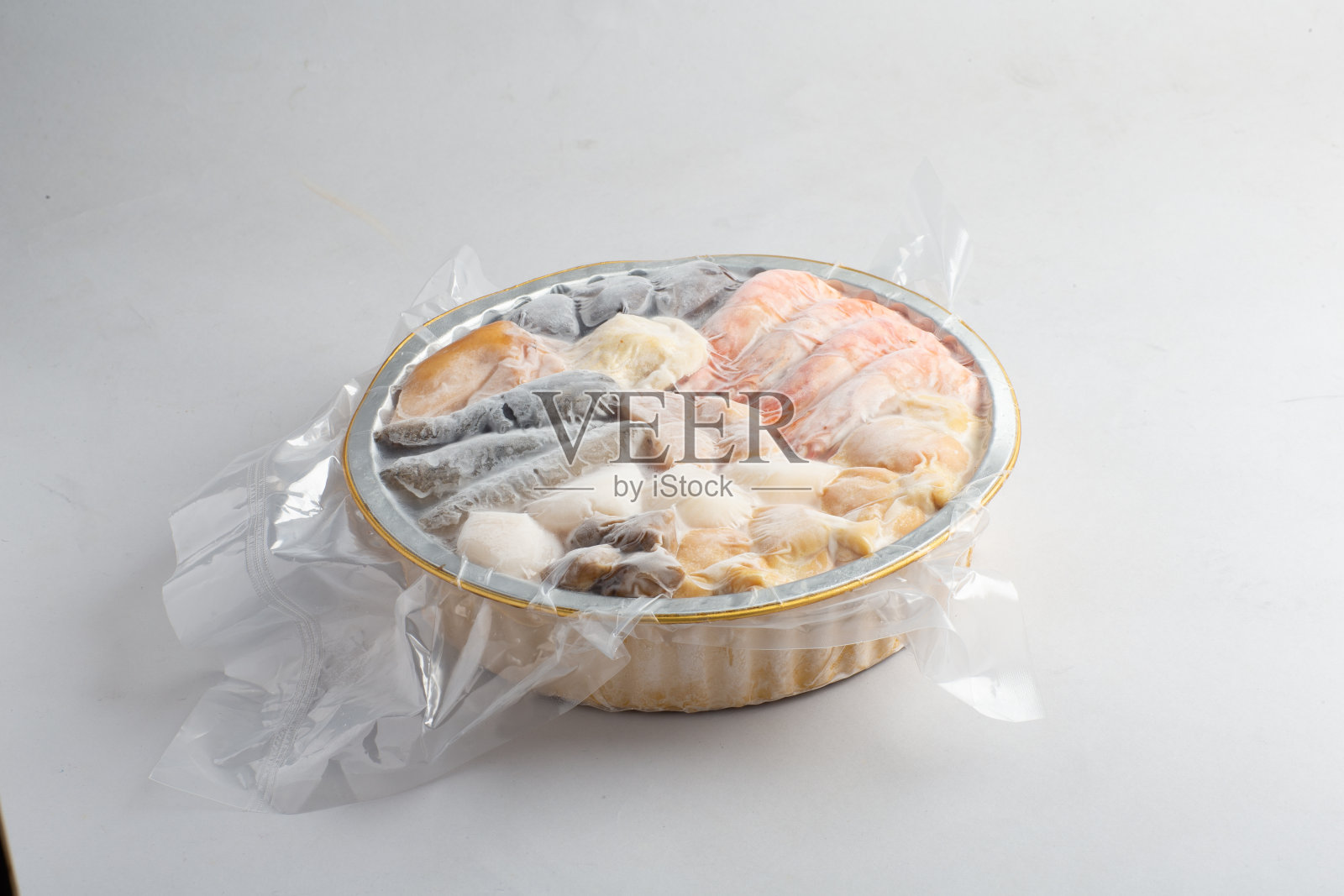 传统亚洲奢华瑰宝高档海鲜彭菜鲍鱼、海参、扇贝、对虾、牡蛎、香菇冷冻真空盒包装为中国新年美食清真宴席食品菜单照片摄影图片