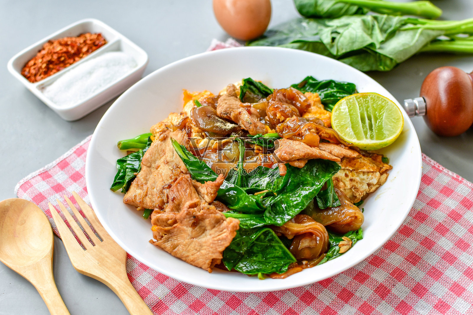 泰式酱油炒河粉照片摄影图片