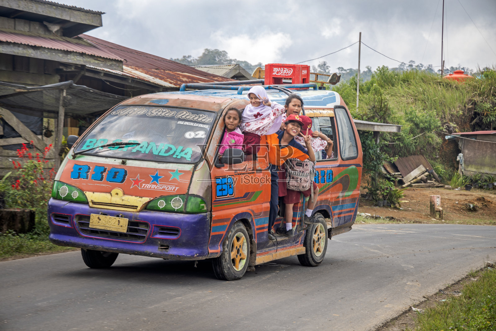 路上有一辆载着小学生的小巴士照片摄影图片