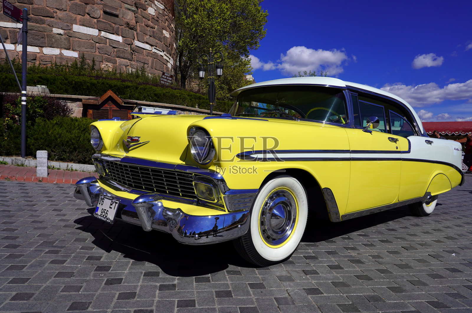 在安卡拉城堡的古董黄色雪佛兰汽车照片摄影图片