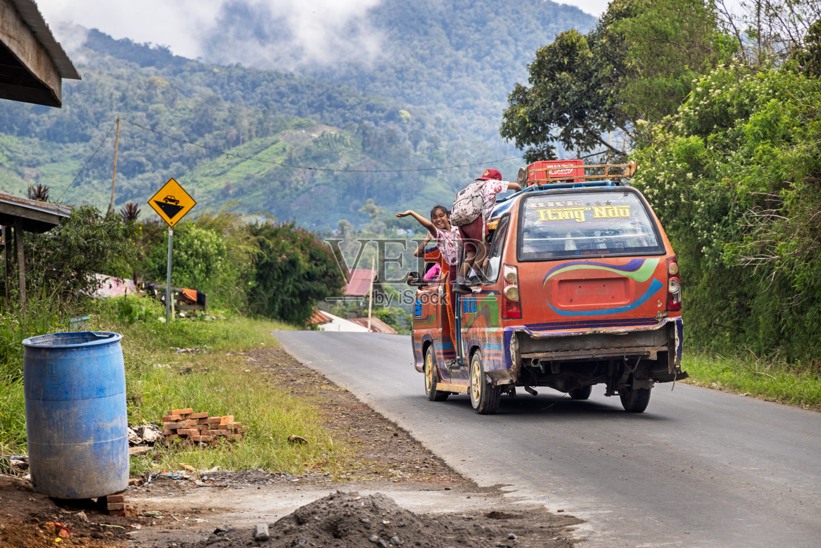 路上有一辆载着小学生的小巴士照片摄影图片