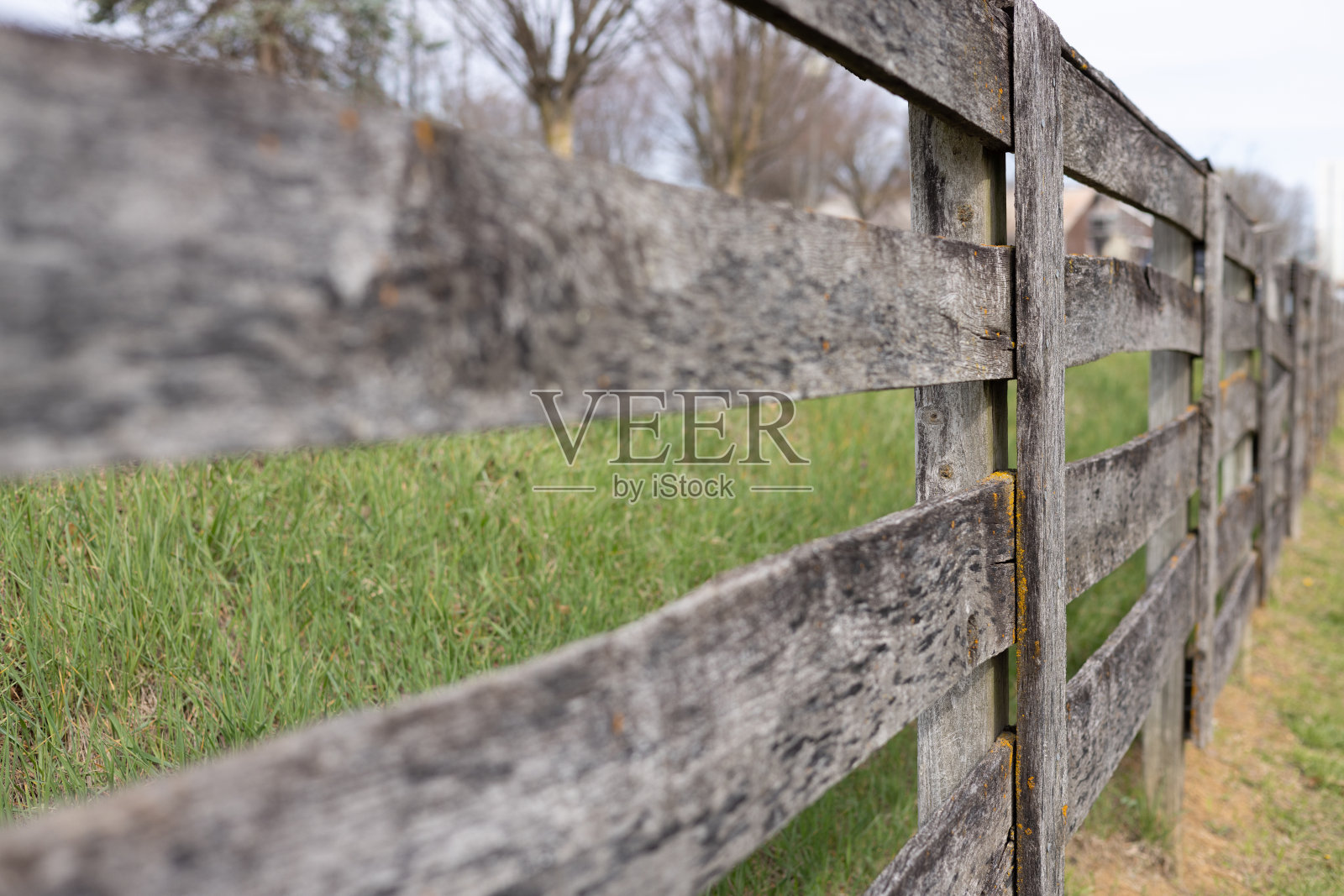 农场里质朴、风化的木栅栏照片摄影图片