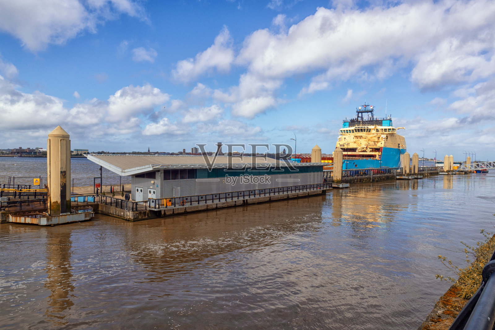 利物浦默西河码头上的马斯基水手号照片摄影图片