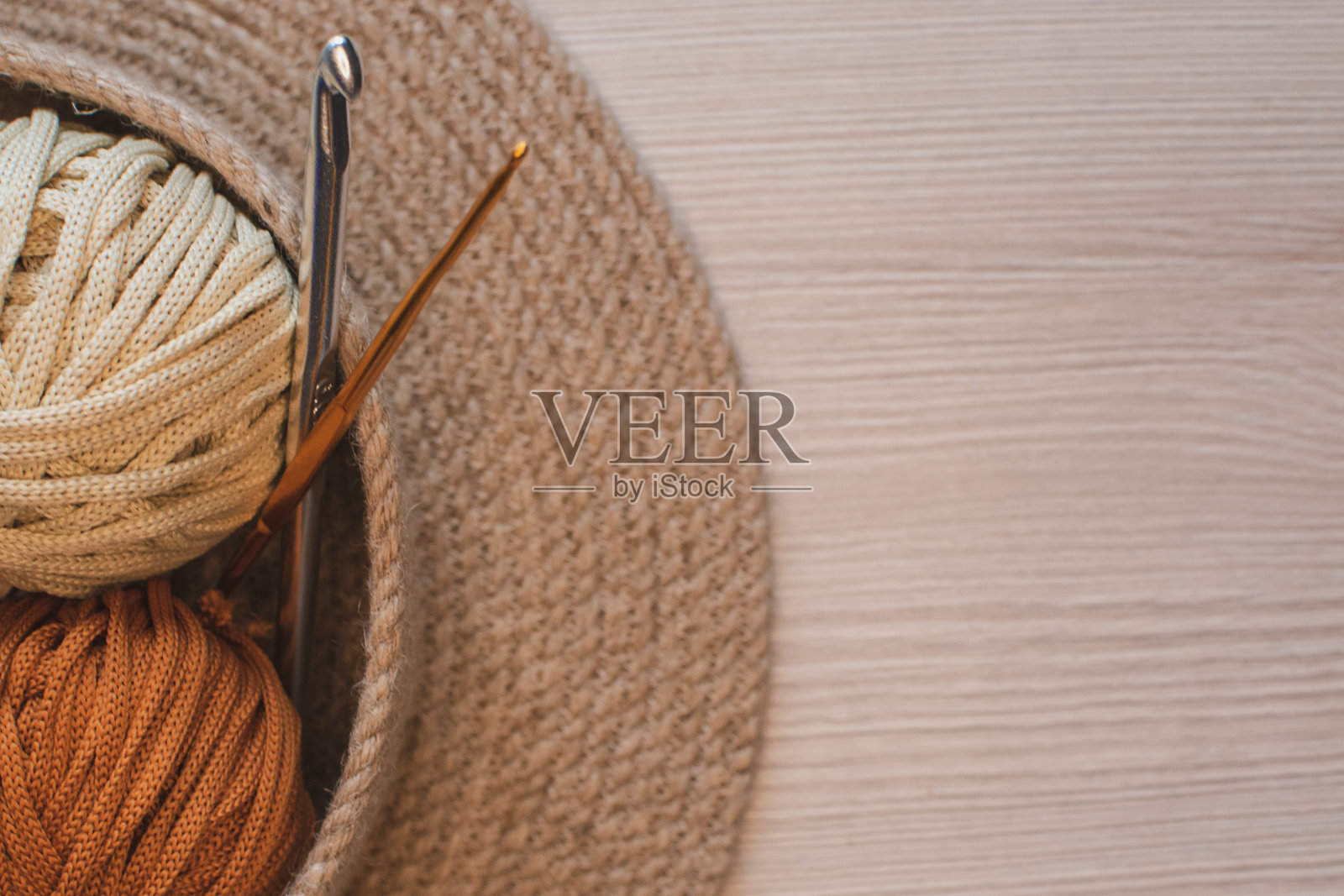 线团和钩子放在一篮子木纱里照片摄影图片