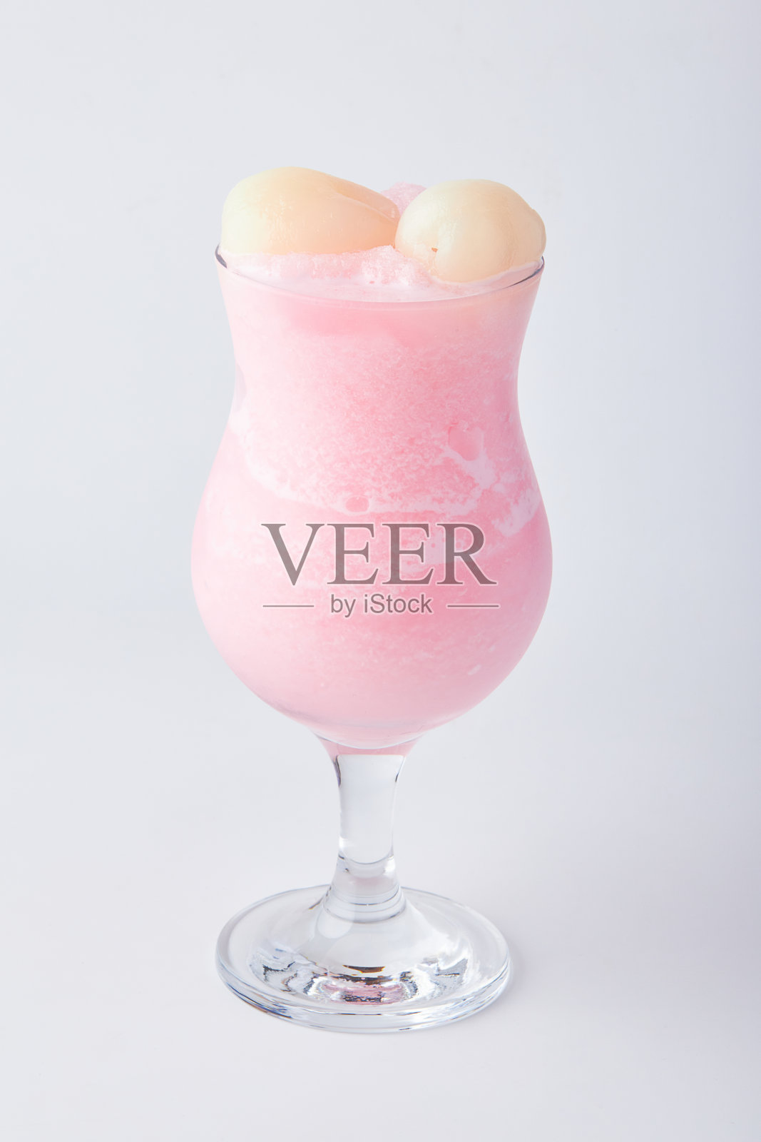 荔枝冰沙上面有新鲜的荔枝孤立在白色的背景。照片摄影图片