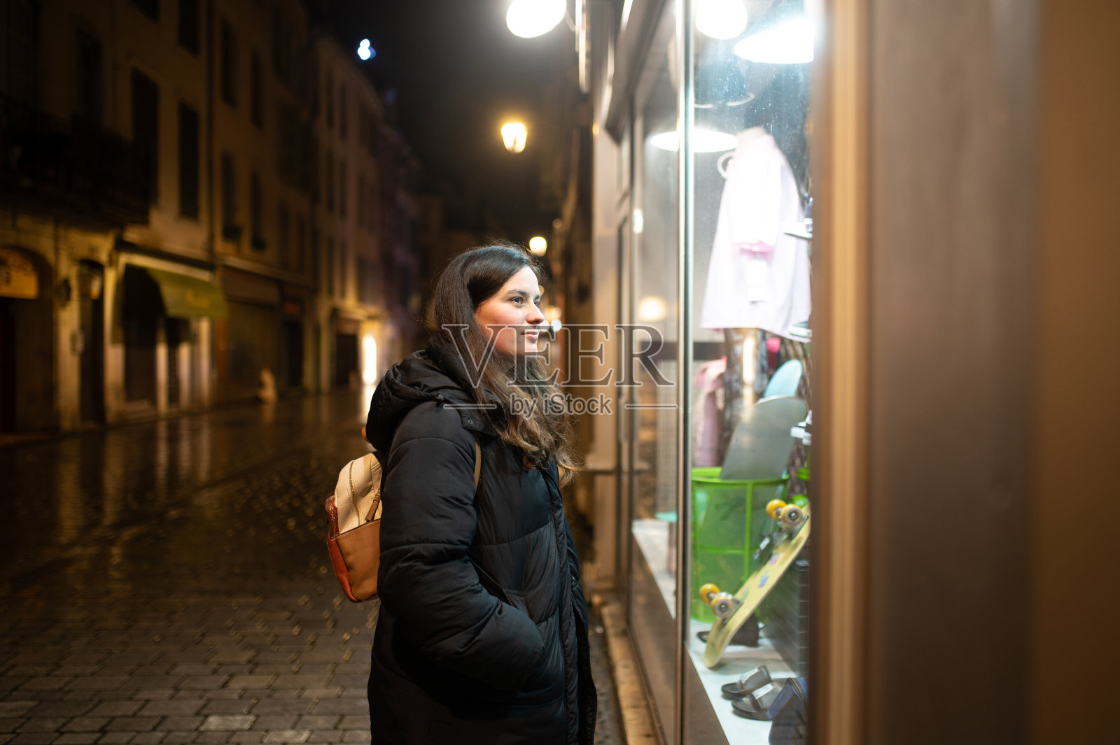 看店面的女人照片摄影图片