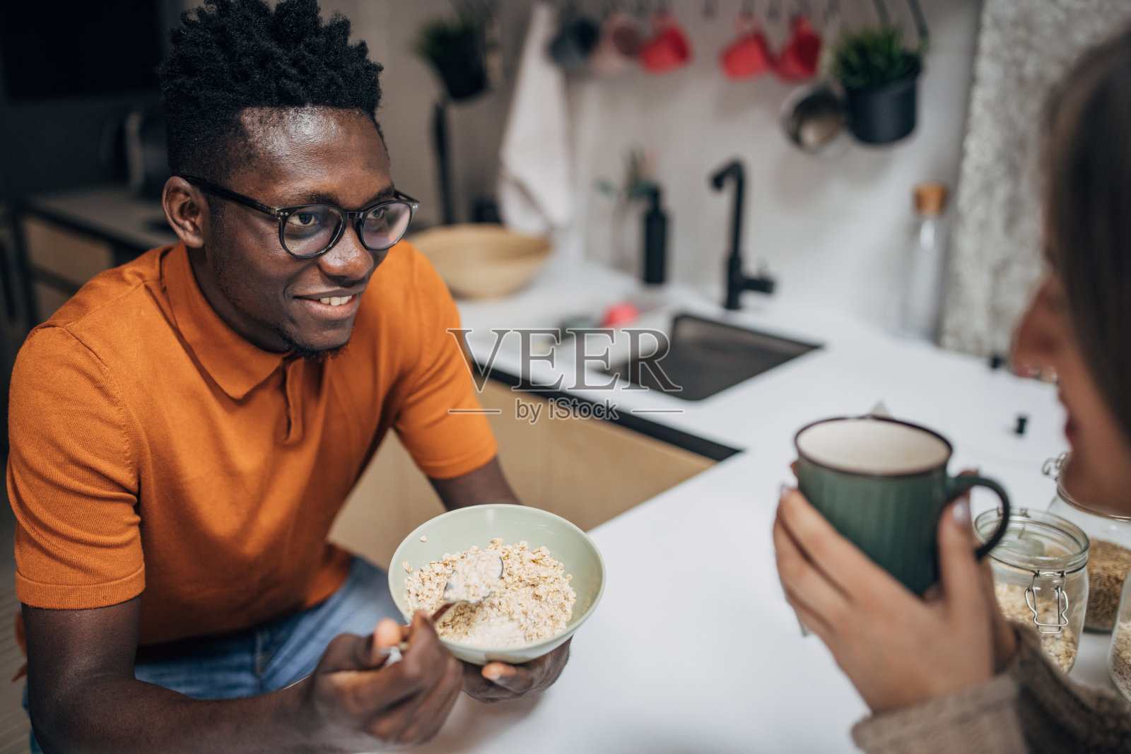 夫妻在家照片摄影图片