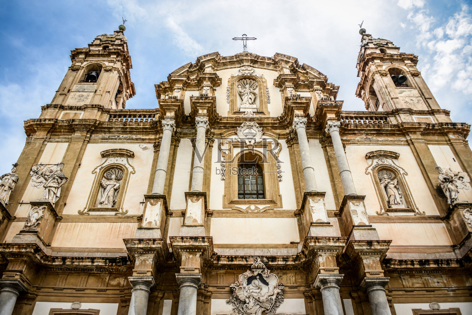 西西里岛巴勒莫圣多梅尼科教堂的低角度视图照片摄影图片