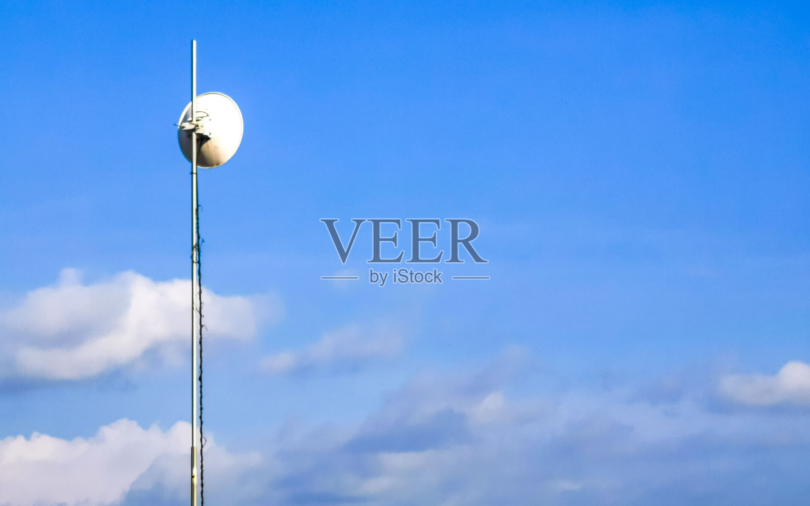 墨西哥埃斯孔迪多港的红白5G塔辐射。照片摄影图片