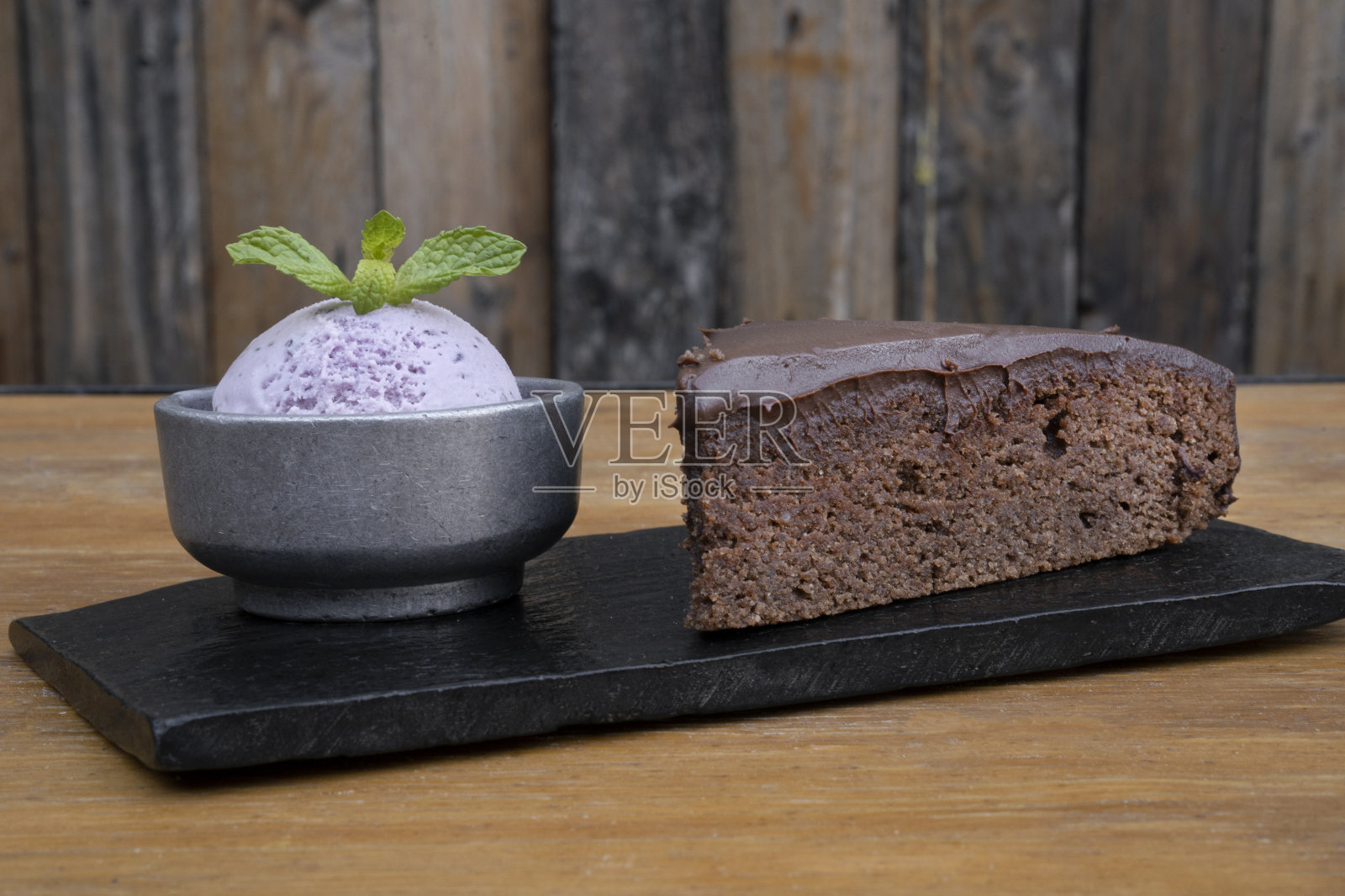 一块巧克力蛋糕和冰淇淋的特写镜头照片摄影图片