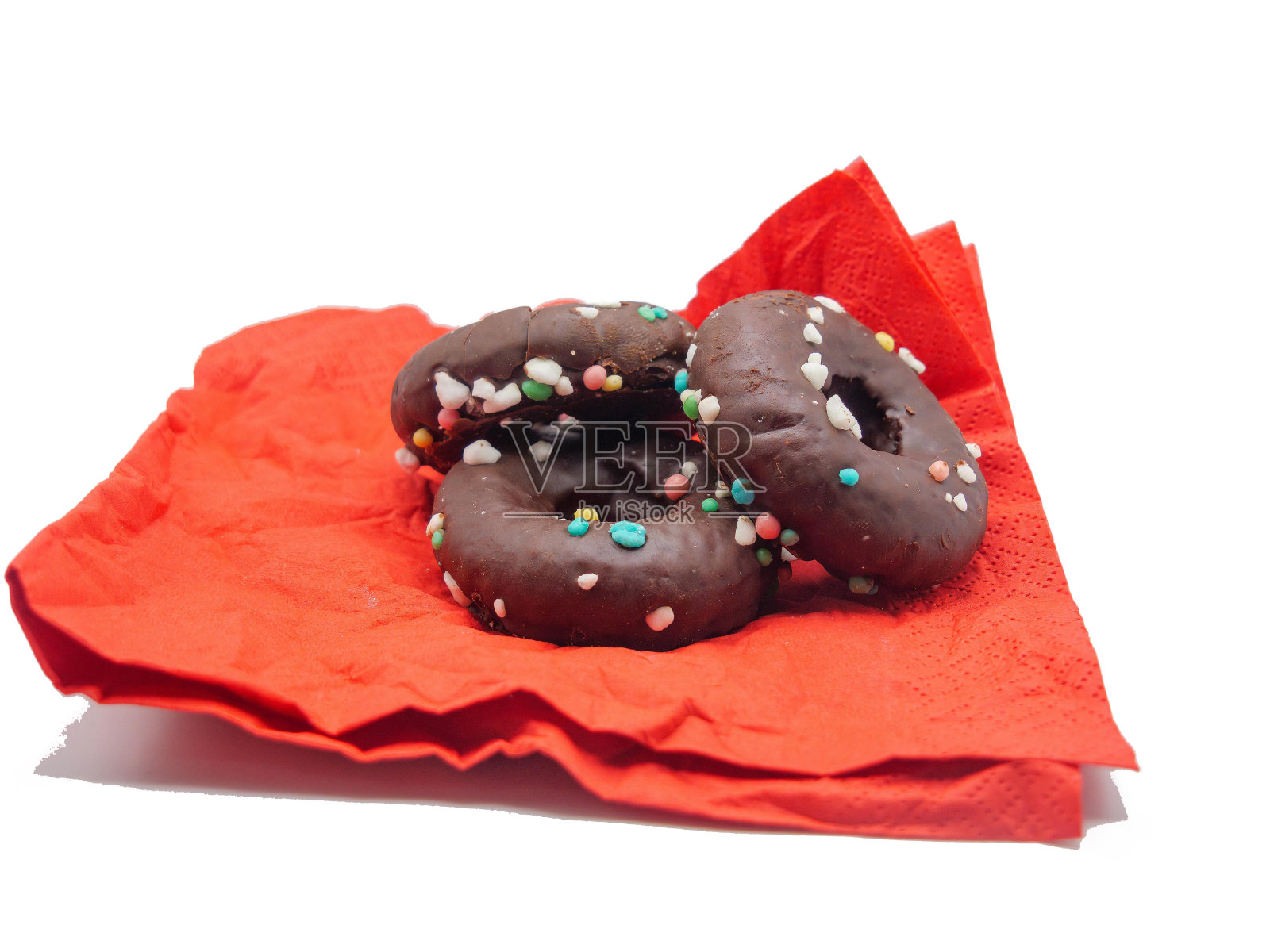 白底红餐巾上的彩色装饰甜甜圈照片摄影图片