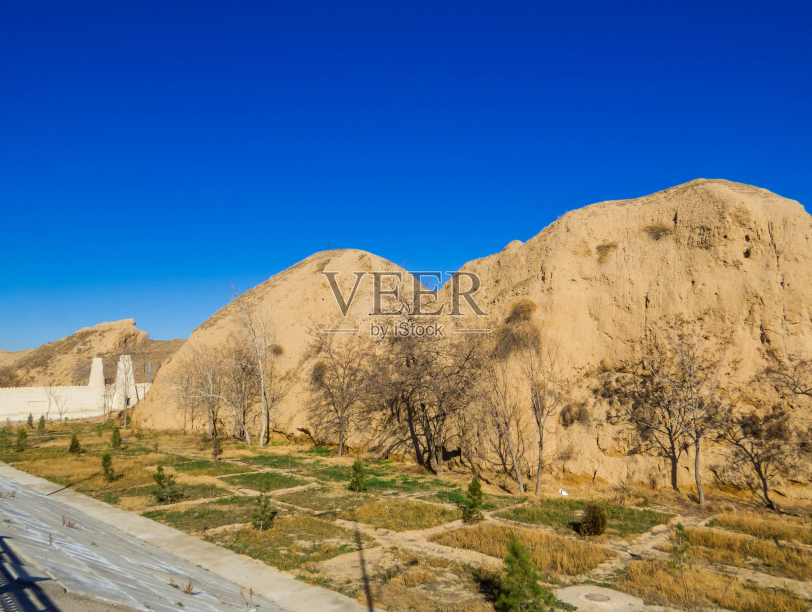 乌兹别克斯坦撒马尔罕的阿夫拉西亚城墙的修复部分照片摄影图片