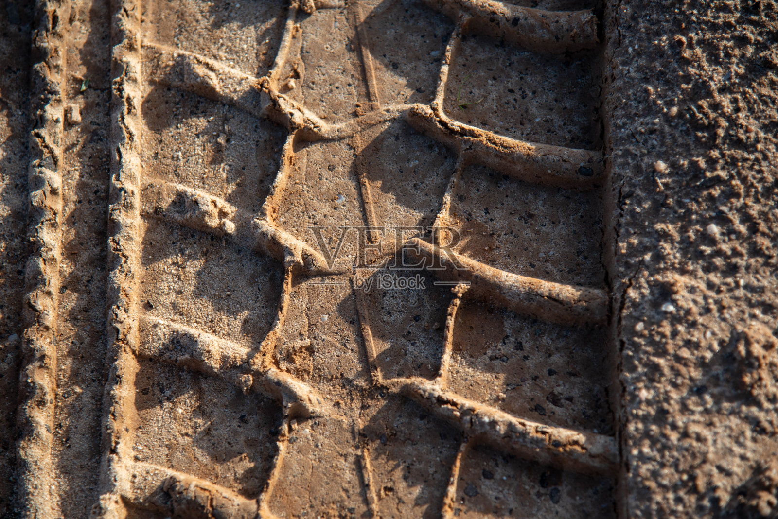 土路上的汽车轮胎印照片摄影图片