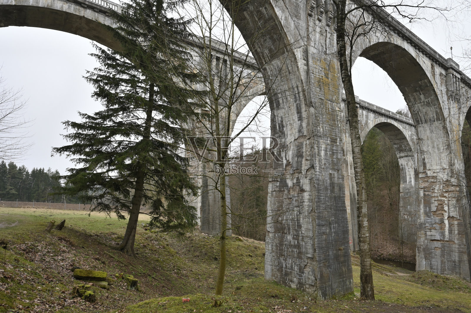 波兰斯坦齐基的德国铁路桥照片摄影图片