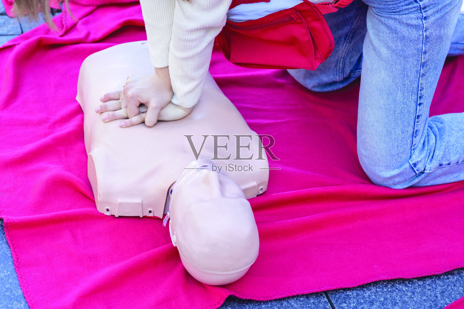 心肺复苏术和急救课程照片摄影图片