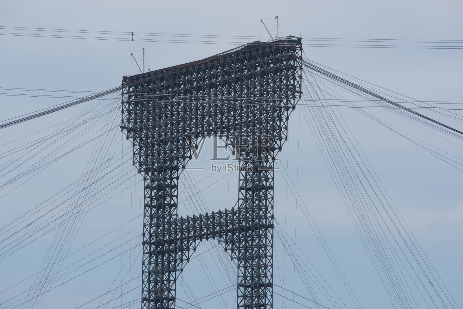 在建桥梁的钢框架和索辅助施工结构照片摄影图片