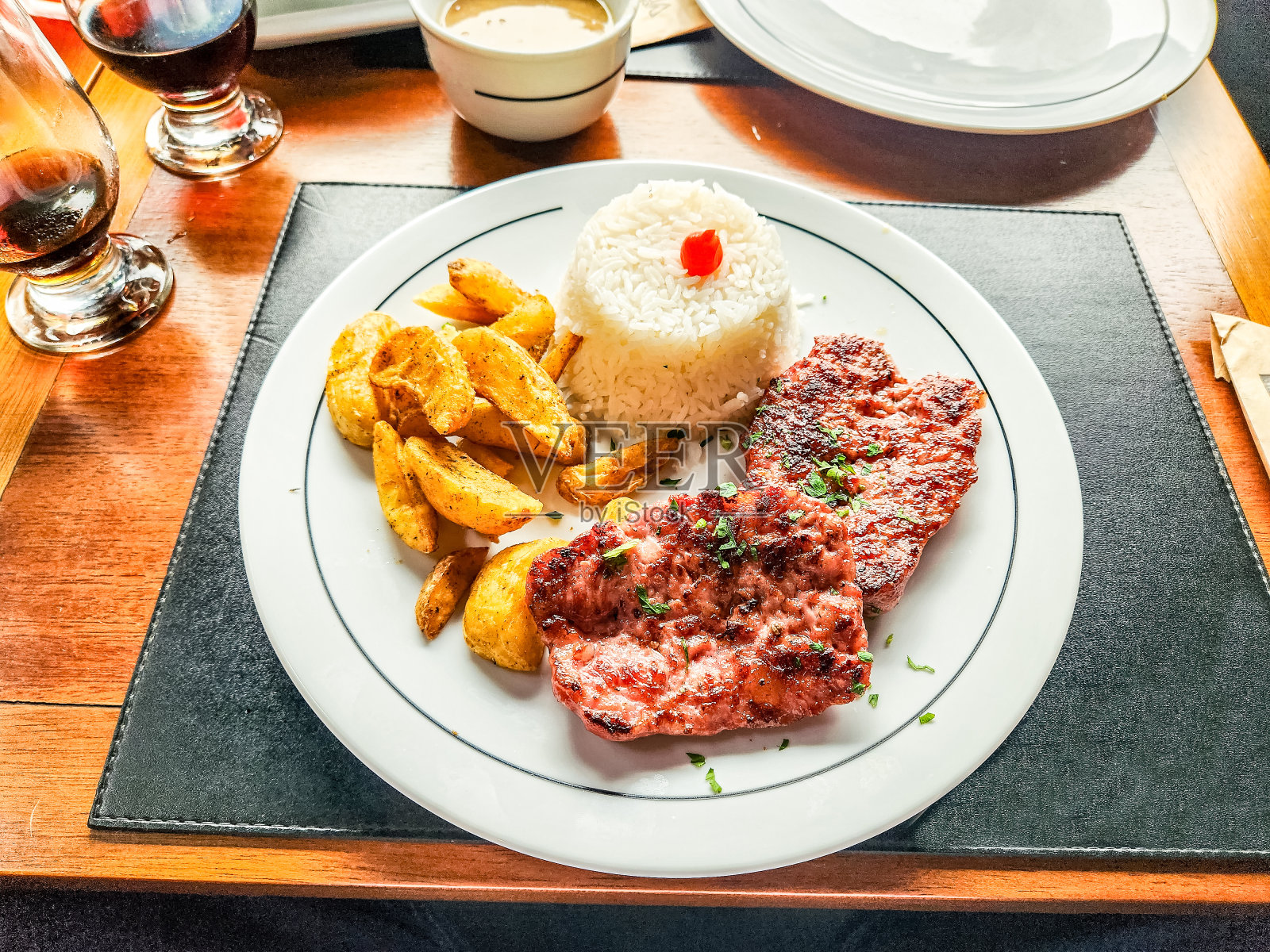 配米饭、薯条和卡拉布里亚香肠。照片摄影图片