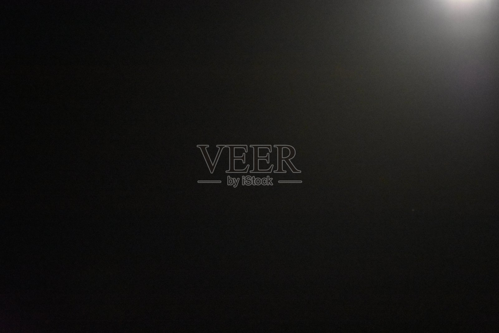 暗背景与光从一个角落照片摄影图片