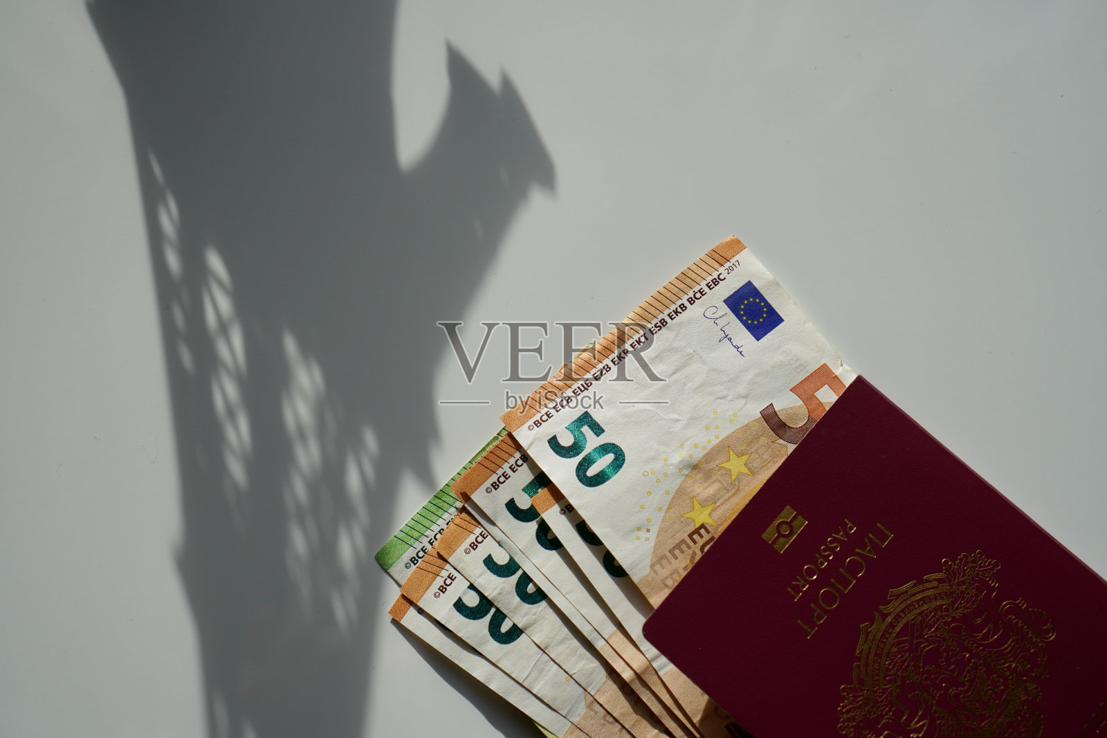 桌上有欧元硬币和欧元钞票照片摄影图片