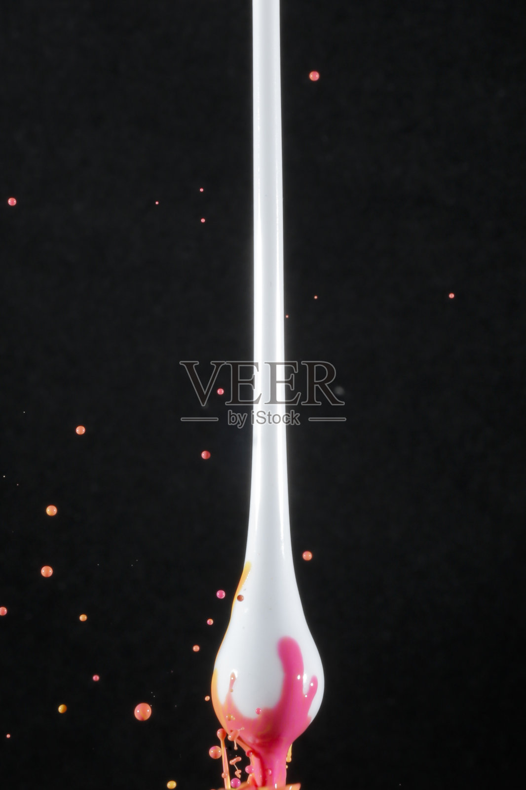白色的玻璃滴在黑色的背景上照片摄影图片