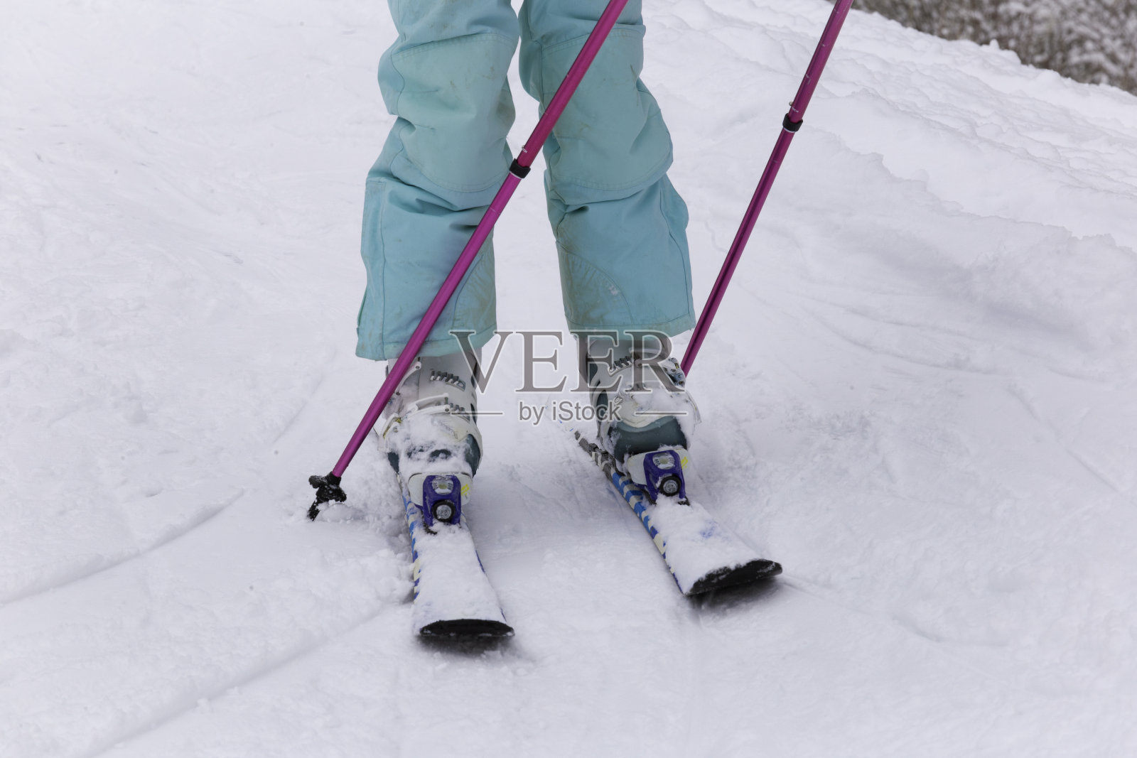 滑雪小孩的腿特写照片摄影图片