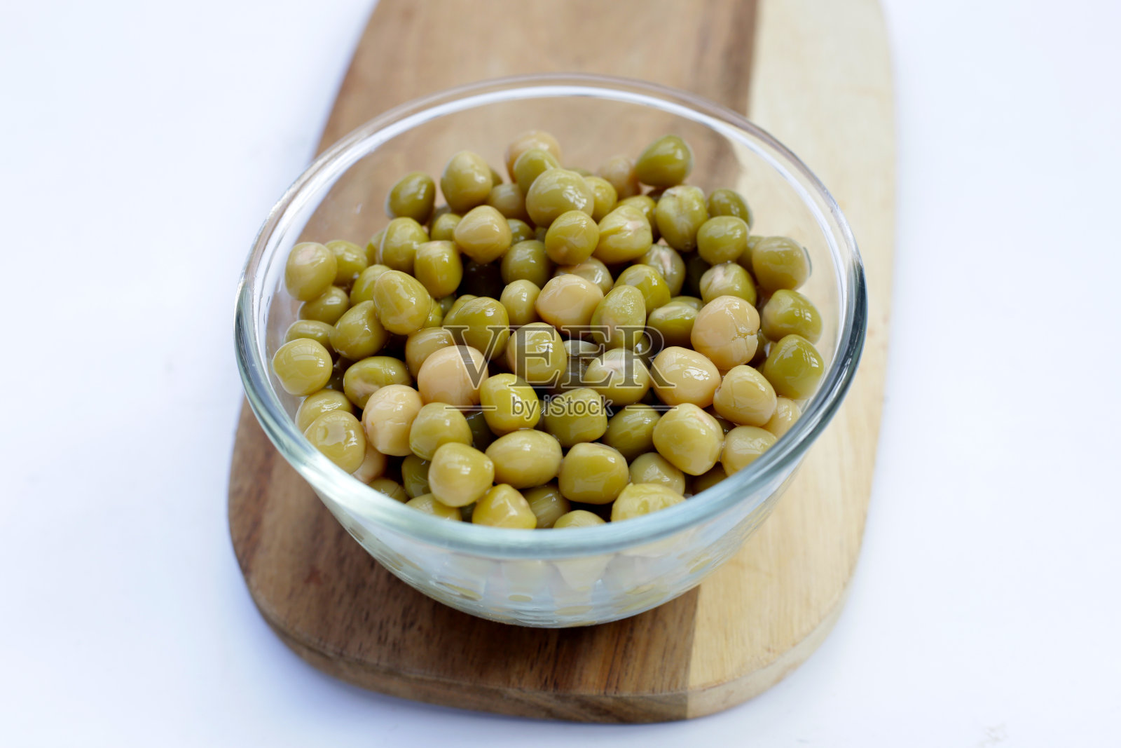 白底青豆罐头。照片摄影图片