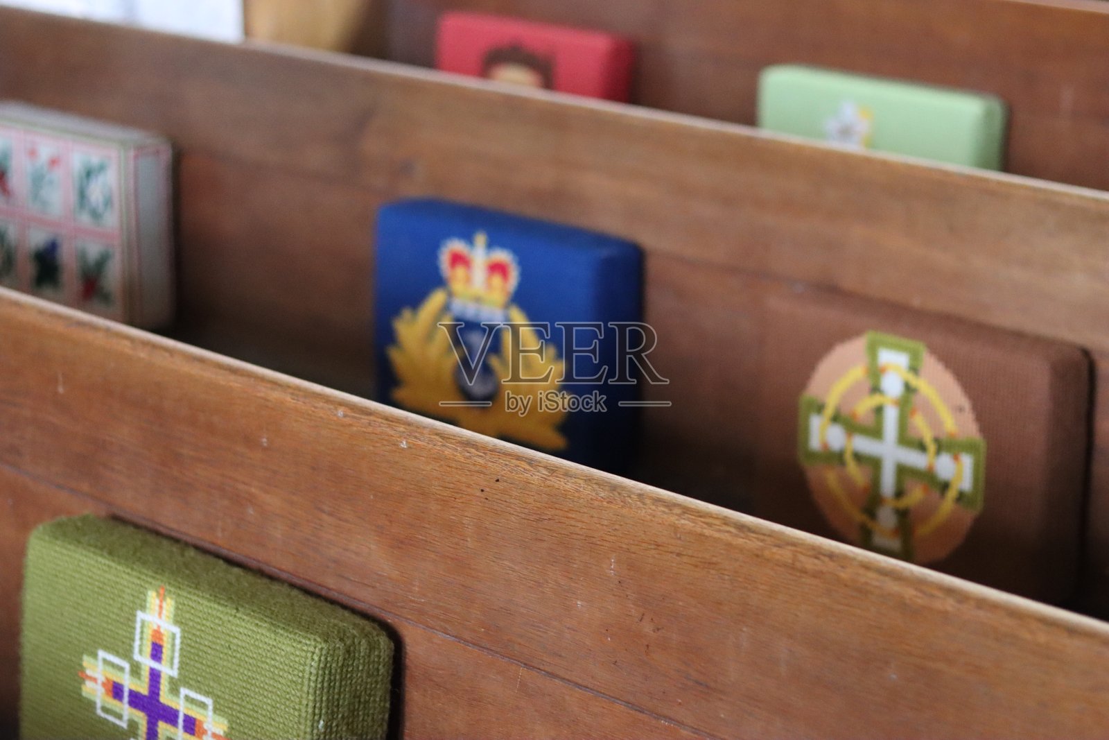 木制的教堂长凳上有跪着的坐垫照片摄影图片