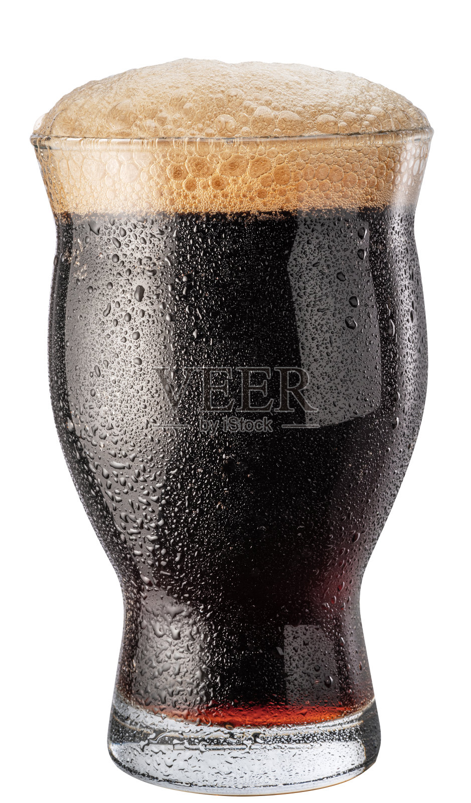 一杯冰镇黑啤酒，白色背景上有大量的泡沫。剪切路径。照片摄影图片