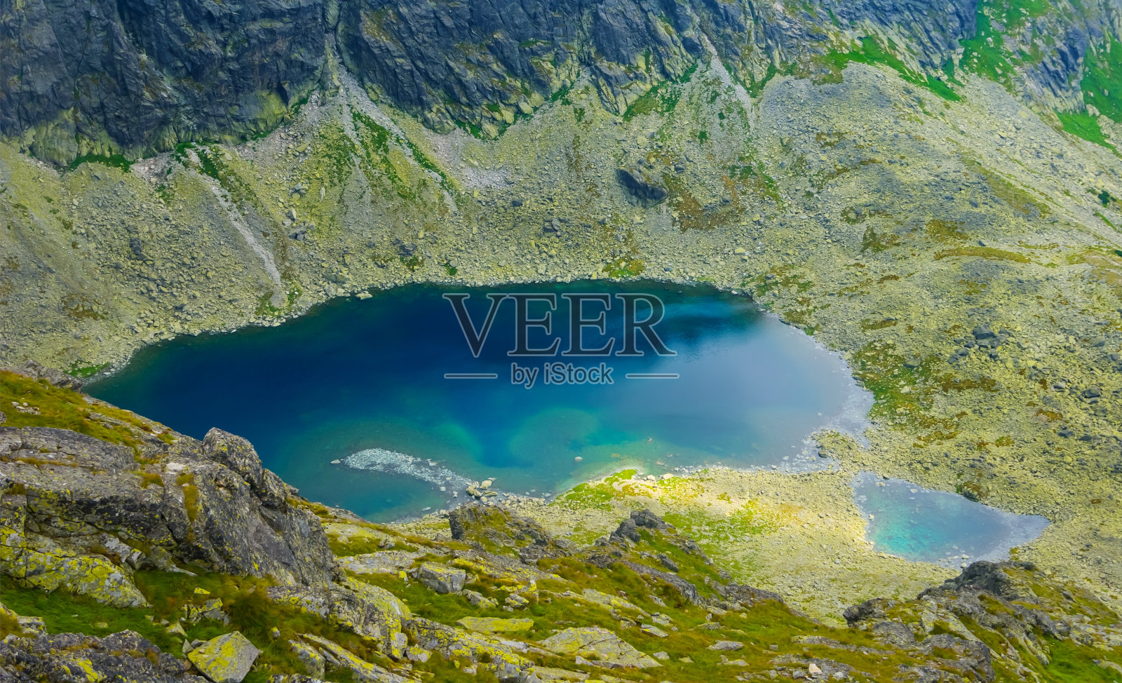 小翡翠湖在山碗照片摄影图片