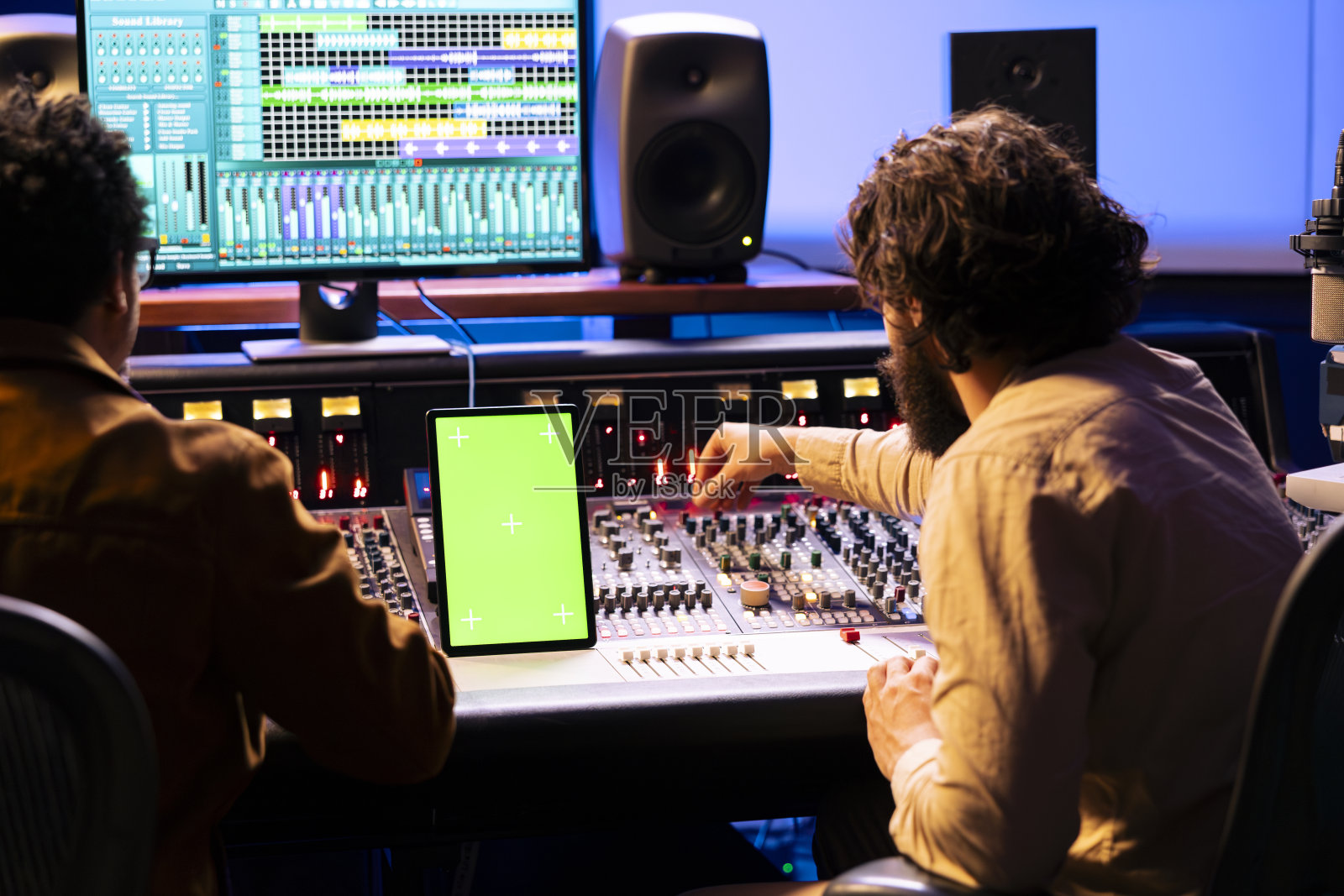 歌手和音频专家在小工具上使用隔离屏幕照片摄影图片