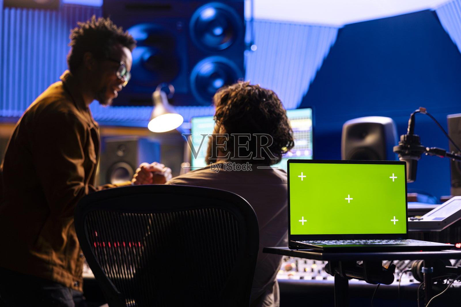 音乐家和音效设计师正在制作一部独立显示的新作品照片摄影图片