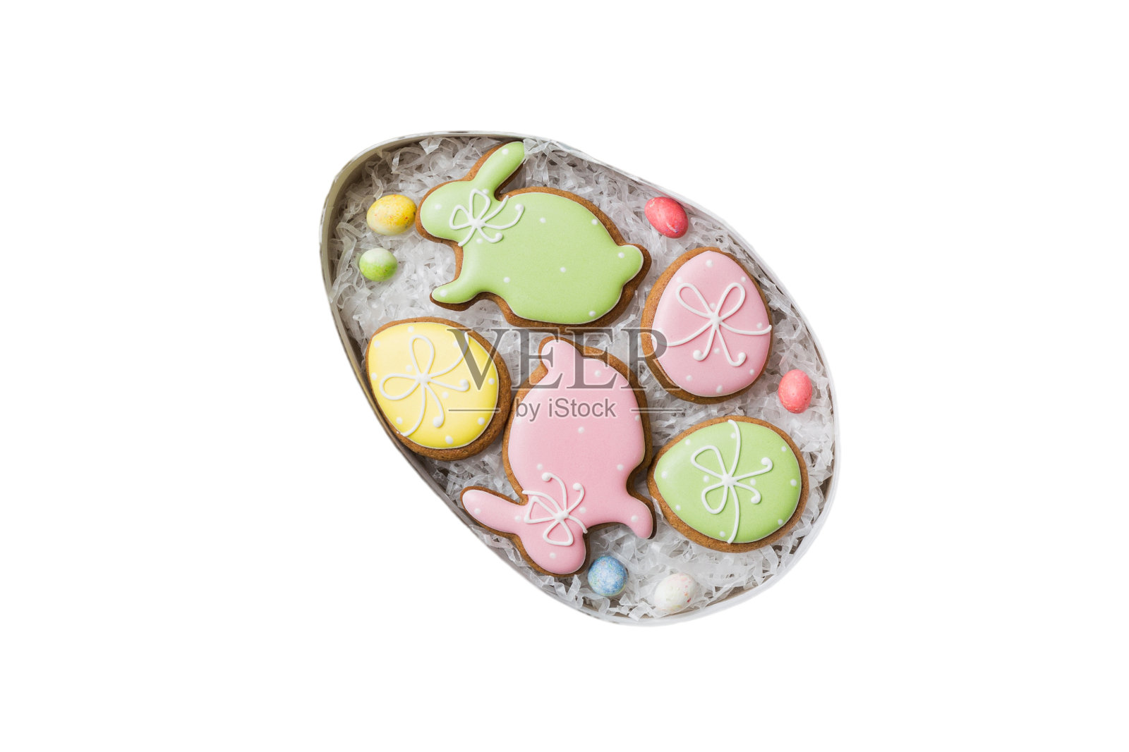 彩色复活节饼干在篮子与多色复活节彩蛋隔离在白色背景。彩色复活节彩蛋。节日的概念照片摄影图片