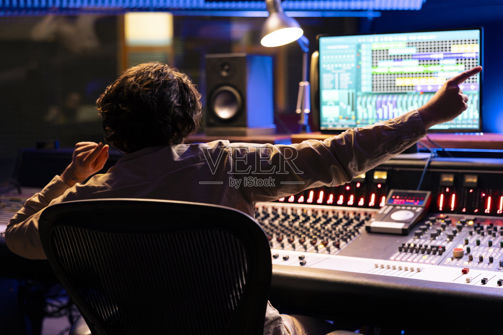 男性音频技师对他录制的文件感到满意照片摄影图片