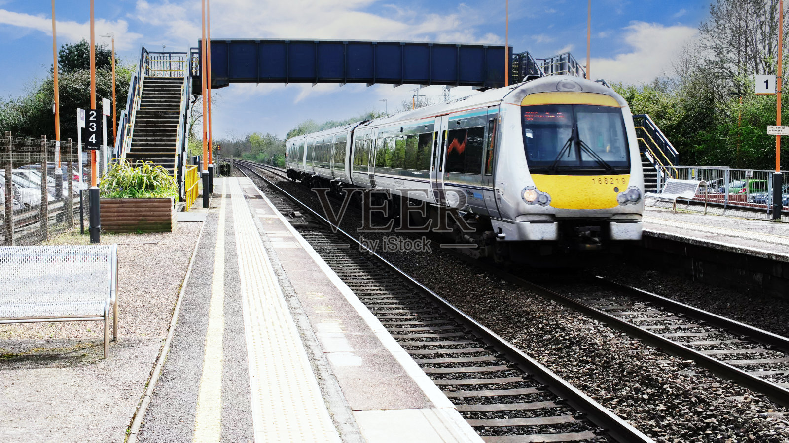 乘客——英国乡村的一个柴油动力火车站。照片摄影图片