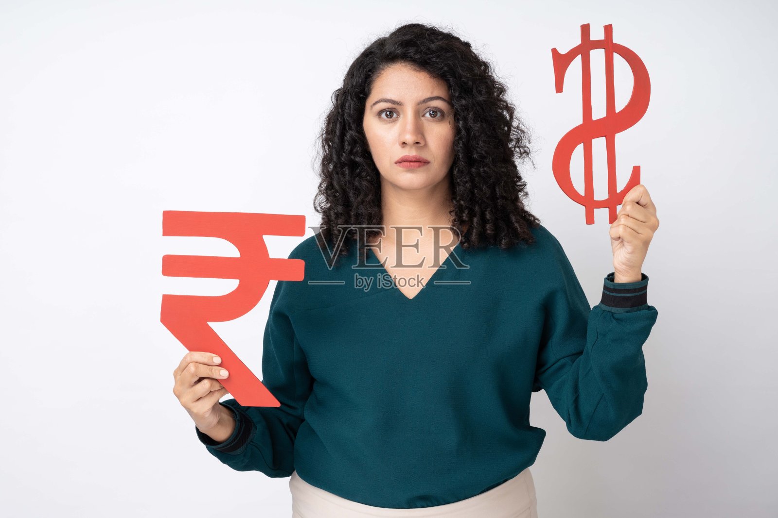 年轻的女商人的肖像与卷曲的发型穿时髦的聪明的休闲服装孤立的白色背景股票照片照片摄影图片