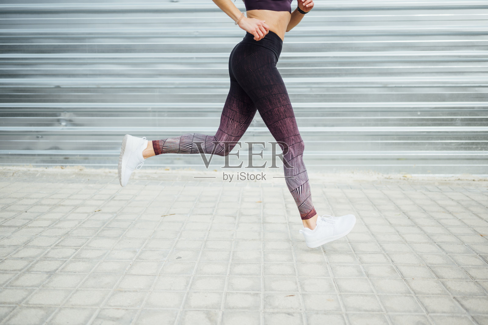 不认识的女人在城市里奔跑。健身、锻炼、运动、生活理念。照片摄影图片