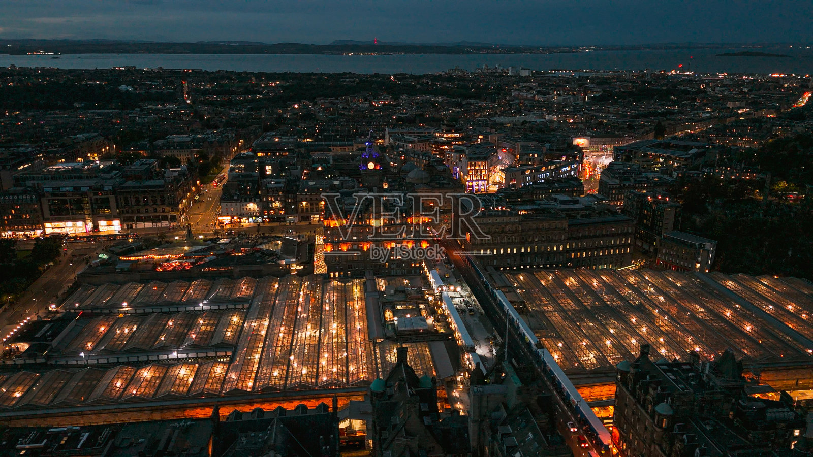 爱丁堡韦弗利火车站夜间航拍景观，苏格兰哥特复兴式建筑，爱丁堡市中心夜景照片摄影图片