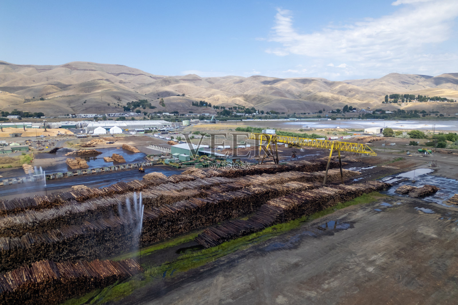 带有蓄水池的广阔湿地生态系统照片摄影图片
