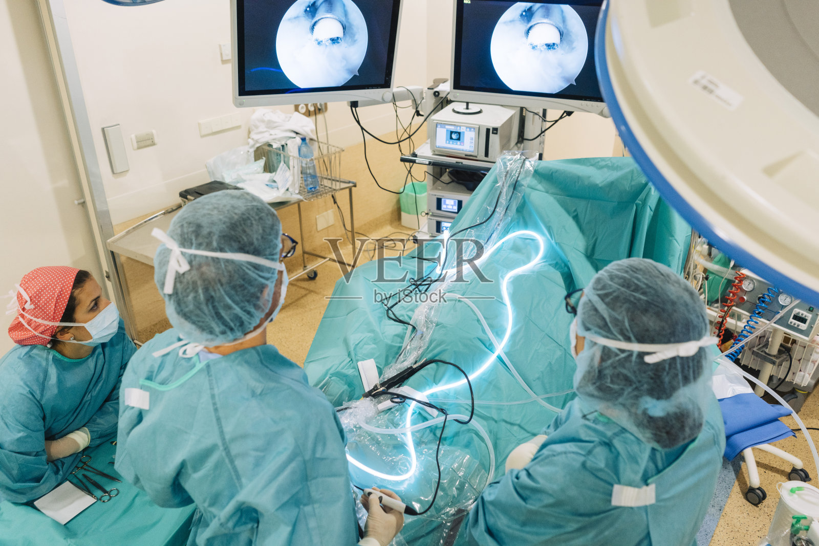 在医院做手术的外科医生团队照片摄影图片