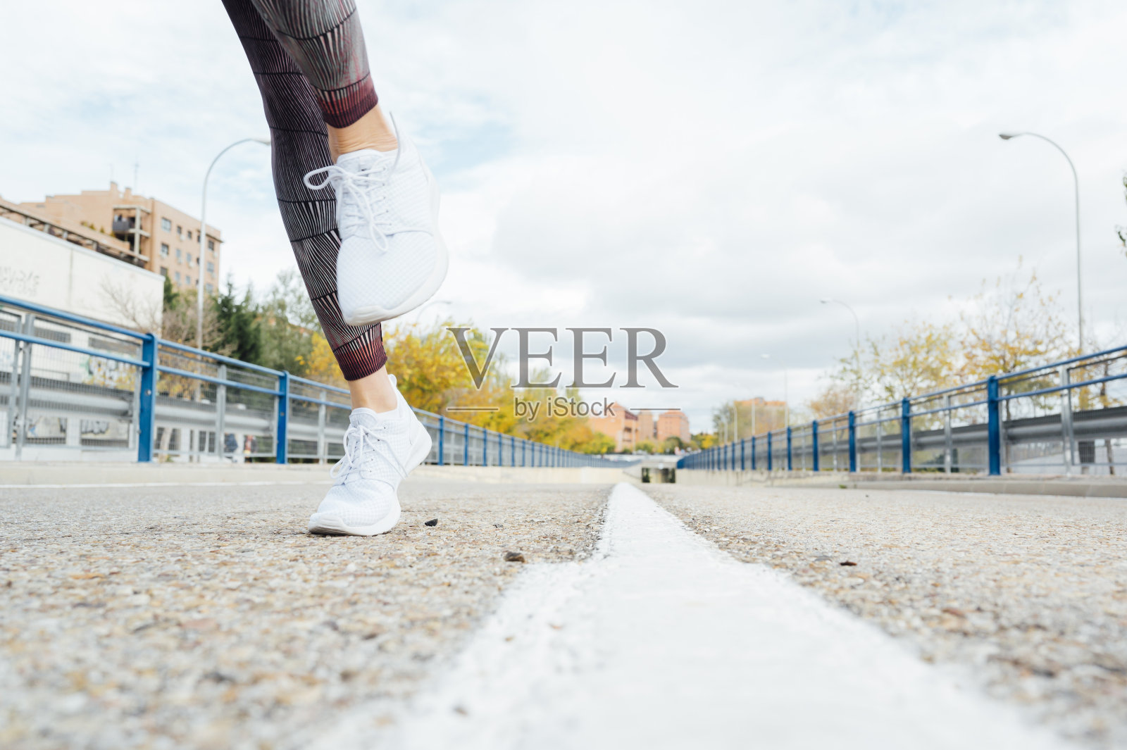 不认识的女人在城市里奔跑。健身、锻炼、运动、生活理念。照片摄影图片