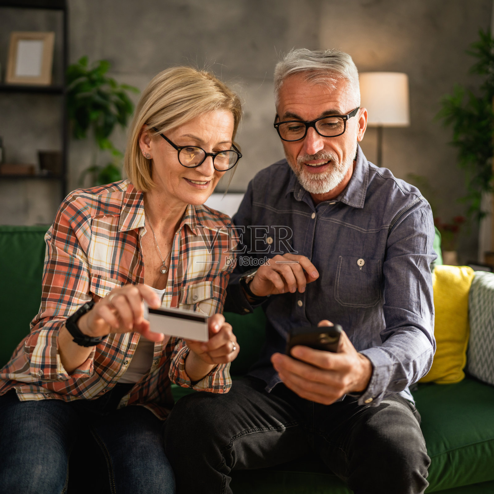中年夫妇在家网上购物照片摄影图片